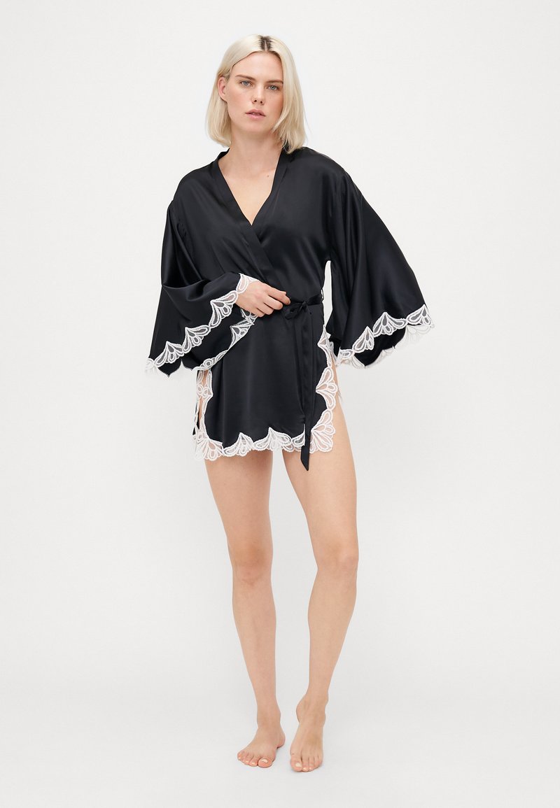 Kimono Accappatoio In Satin TRIFOLIUM Con Stampa Pavone E Fiori – Taglia XL (54-56), Colore Nero, Eleganza Per La Casa