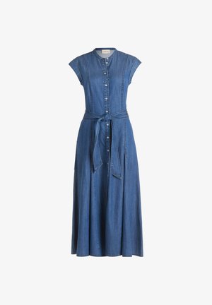 Blå ærmeløs denim-midikjole med knapper foran, rund halsudskæring og matchende bælte i taljen.