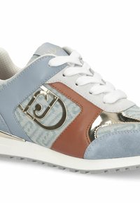 Baskets en cuir et daim bleu, accents en cuir marron, détails métalliques, lacets blancs et tige en textile à motif.