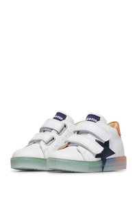 Baskets blanches pour enfants avec deux bandes Velcro, détail en étoile bleue et semelles en caoutchouc transparent avec un dégradé vert.