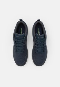 Granatowe siatkowe sneakersy z teksturowaną cholewką, okrągłym noskiem, wiązanym zapięciem i gumową podeszwą z subtelnym logo marki na języku.