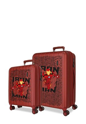 Dos maletas rojas con cuatro ruedas cada una, con un gráfico y texto de Iron Man en el frente, una más pequeña y otra más grande, con asas telescópicas.