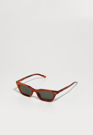 Gafas de sol carey marrón con lentes verdes, de forma cuadrada, con varillas delgadas que presentan una marca grabada, acabado pulido y acentos metálicos.