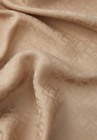 Beez fabric, millelise tekstuuriga viimistlusega, sisaldab peent geomeetrilist mustrit. Materjal näib pehme ja veidi läikiv.