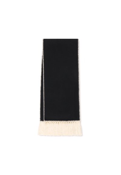 Écharpe noire avec des coutures blanches et des bords crème frangés, texture lisse, forme rectangulaire, adaptée à diverses occasions.