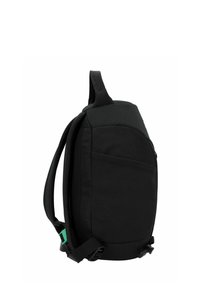 Zaino nero realizzato in tessuto resistente con un profilo snello. Presenta spallacci regolabili, una tasca frontale e un dettaglio a clip verde.