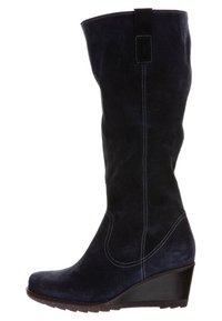 Bota de ante azul marino hasta la rodilla con tacón cuña, costuras en blanco que contrastan y un panel decorativo en la parte trasera. Textura suave, puntera redondeada.