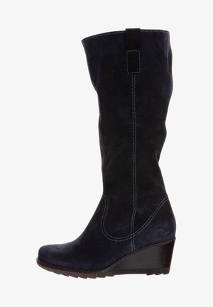 Stivale al ginocchio in suede blu navy con tacco a cuneo, cuciture bianche a contrasto e un pannello decorativo sul retro. Texture liscia, punta rotonda.
