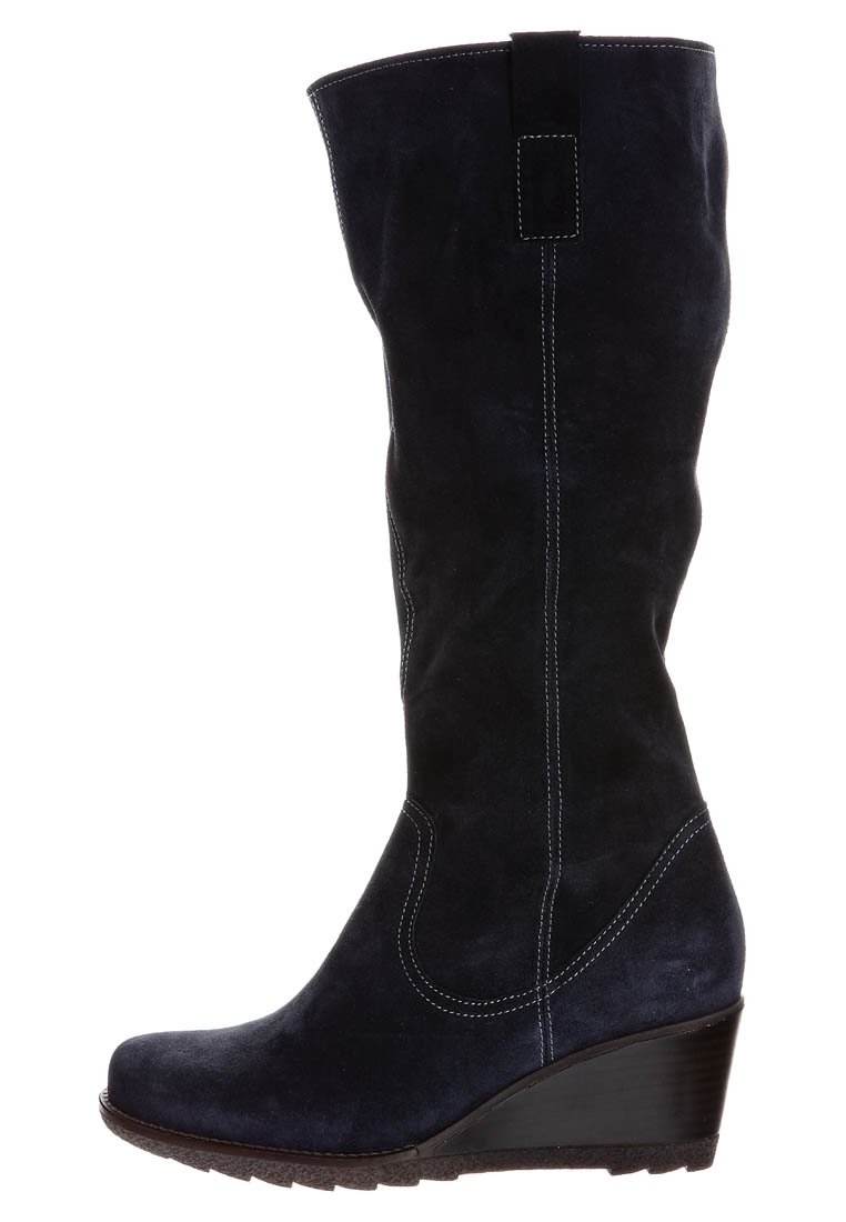 Bota de ante azul marino hasta la rodilla con tacón cuña, costuras en blanco que contrastan y un panel decorativo en la parte trasera. Textura suave, puntera redondeada.