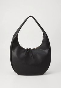 Μαύρη τσάντα ώμου από δέρμα με καμπύλη σιλουέτα, ένα στενό λουράκι, κλείσιμο με φερμουάρ στην κορυφή και απαλό, υφασμάτινο φινίρισμα.