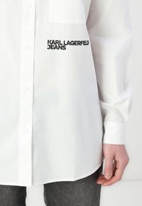 Karl Lagerfeld Jeans RELAXED  - Užsagstoma palaidinė - white