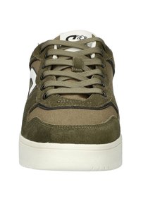 Olivgrüne Sneaker mit Obermaterial aus Wildleder und Canvas, runder Zehenpartie, weißer Gummisohle und schwarzem Rand entlang der Seiten und Schnürsenkel.