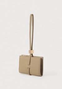 Δερμάτινο πορτοφόλι σε ταμπά απόχρωση με ομαλή υφή, ορθογώνιο σχήμα, χρυσό κούμπωμα και αποσπώμενο λουράκι για μεταφορά ή προσάρτηση.