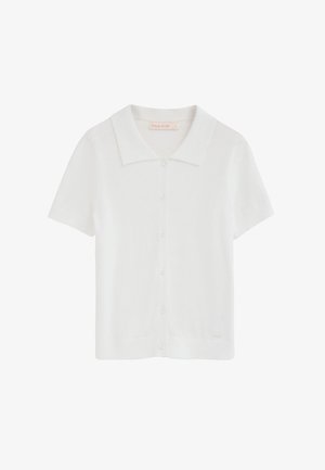 Cardigan bianco a maniche corte con bottoni, colletto piatto e piccole tasche frontali, etichettato "Polo Club" in taglia piccola.