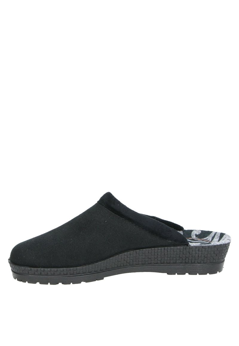Zwarte suède klomp met een gestructureerde zwarte rubberen zool. Interieur is voorzien van een gestippelde voering. Rugloze ontwerp voor eenvoudig aan- en uittrekken.