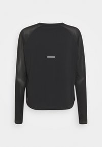 Czarna sportowa koszulka z długim rękawem z siateczkowymi wstawkami na rękawach i plecach. Na górnej części pleców znajduje się poziomy biały pasek. Gładka faktura.