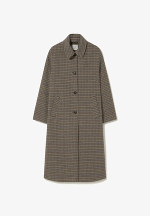 Abrigo marrón de pata de gallo con cuello, cierre de botones y dos bolsillos laterales; presenta un ajuste relajado y un diseño de longitud media.