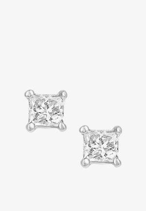 Boucles d'oreilles en argent sterling ornées de pierres en zircone cubique carrée maintenues par quatre griffes, présentant des surfaces claires et facetées ainsi qu'une finition polie.