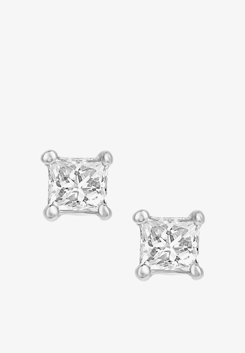 Pendientes de plata de ley con piedras de circonio cúbico cuadradas con cuatro garras, que muestran superficies facetadas claras y acabado pulido.