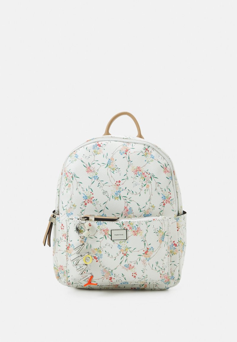 Vit ryggsäck med pastellfärgad blommönster, brun handtag, framficka och färgglada nyckelringsbokstäver hängande från dragkedjan.