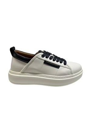 Sneaker bianco in pelle con finitura testurizzata, lacci blu navy e accentuazione sul tallone. Presenta una suola ammortizzata e dettagli cuciti sui lati.