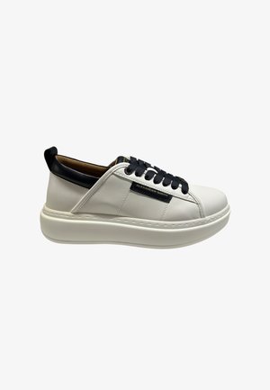 Witte leren sneaker met een textuurafwerking, marineblauwe veters en een hakaccent. Beschikt over een gevoerde zool en een gestikte afwerking aan de zijkanten.