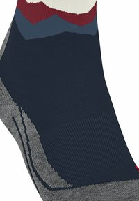 Primo piano di una calza sportiva blu navy, grigia, rossa e bianca con tessuto testurizzato e aree rinforzate nel tallone e nelle punte.