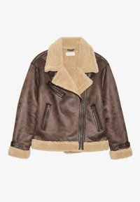 Chaqueta de cuero marrón con cuello y forro de shearling beige, que presenta cremalleras diagonales y detalles de costura en los puños y el dobladillo.