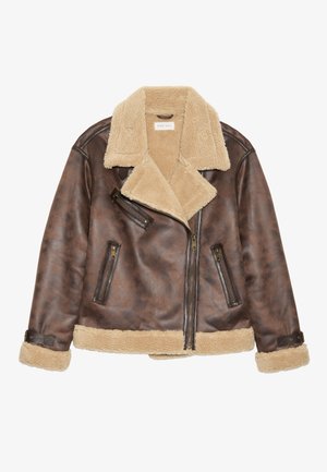 Chaqueta de cuero marrón con cuello y forro de shearling beige, que presenta cremalleras diagonales y detalles de costura en los puños y el dobladillo.