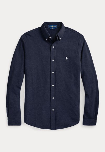 Tamnoplava košulja dugih rukava s gumbima, ovratnik s gumbima i malim bijelim izvezenim logom na lijevoj strani prsa.