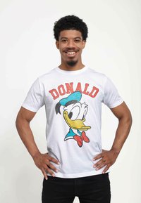 Biała bawełniana koszulka z dużą kolorową grafiką Donalda Kaczora oraz czerwonym napisem "DONALD." Krótkie rękawy, okrągły dekolt.