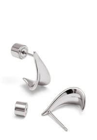 Silberne Ohrringe aus Metall mit einem eleganten, geschwungenen Design, einer mit einem zylindrischen Rücken und der andere mit einem Stift für Ohrlöcher.