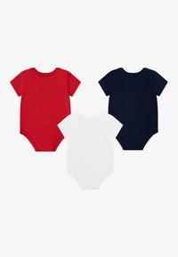 Trei body-uri cu mâneci scurte, în roșu, alb și albastru închis, realizate din bumbac moale, cu croială potrivită și gât rotund.