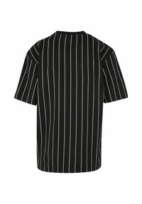Svart kortärmad skjorta med vertikala vita ränder, rund halsringning och en avslappnad passform med en rak fåll bak.