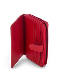 Portefeuille zippé en cuir rouge avec plusieurs fentes pour cartes et une fermeture à bouton-pression sécurisée. Présente une texture lisse et un design structuré.