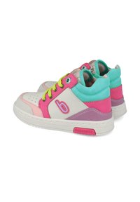 Zapatillas coloridas para niños que presentan una mezcla de materiales en blanco, rosa y turquesa, con tejido transpirable, cordones y un acento de logo.