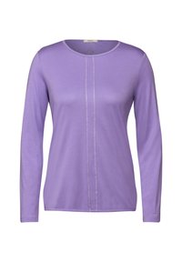 Lila Langarmshirt aus weichem Stoff, mit Rundhalsausschnitt und einem zentralen Stichdetail. Glatte Textur, lässiger Schnitt.