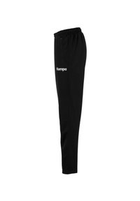 Zwarte sportbroek van een gladde stof, met een elastische tailleband en het "Kempa"-logo in het wit op de linker bovenbeen.