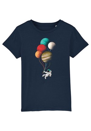 T-shirt bleu marine avec un graphisme d'un astronaute flottant tenant des ballons en forme de planètes colorées.