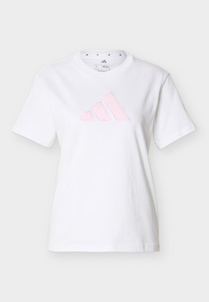 Camiseta blanca de manga corta con cuello redondo y logo rosa de Adidas centrado en el pecho, mostrada sobre un fondo claro y liso.