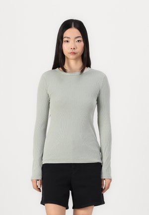 ESSENTIAL - Tops ar garām piedurknēm - desert sage
