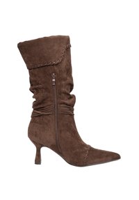 Brauner Wildleder-Stiefelette mit spitzer Spitze, lässigem Design, seitlichem Reißverschluss und geflochtenen Details entlang des oberen Randes und über den Vorderfuß.