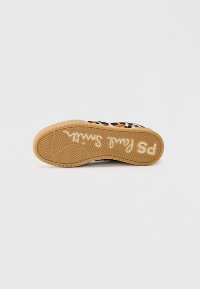 Sneaker con una toma superiore in stampa animale marrone e nera, suola in gomma con un motivo a spina di pesce e testo del logo bianco impresso sul fondo.