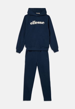 Donkerblauwe hoodie met witte "ellesse" tekst, gecombineerd met bijpassende donkerblauwe joggingbroek op een effen achtergrond.