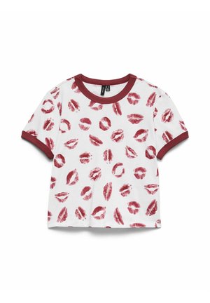 Witte korte mouwen crop top met rode lippenprint overal en donkerrode rand aan de kraag en mouwmanchetten.