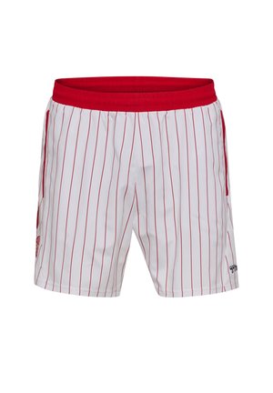 Hvide atletikshorts med tynde lodrette røde striber og en ensfarvet rød elastisk linning, der har logo-detaljer tæt på kanten.