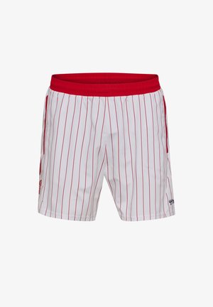 Hvide atletikshorts med tynde lodrette røde striber og en ensfarvet rød elastisk linning, der har logo-detaljer tæt på kanten.