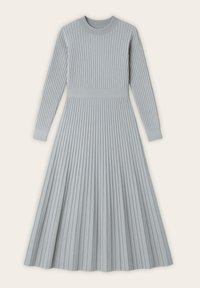 Lys grå ribbet strik kjole med lange ærmer, tætsiddende talje, rund hals og udvendig plisseret nederdel.