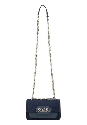 Donkerblauwe suède en leren crossbodytas met een zilveren kettingbandje en decoratieve zilveren gesp op de voorflap.