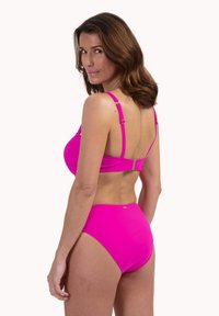 Heldere roze bikini met verstelbare bandjes en een sluiting op de rug. Hoge taille broek en gladde, elastische stoftextuur.